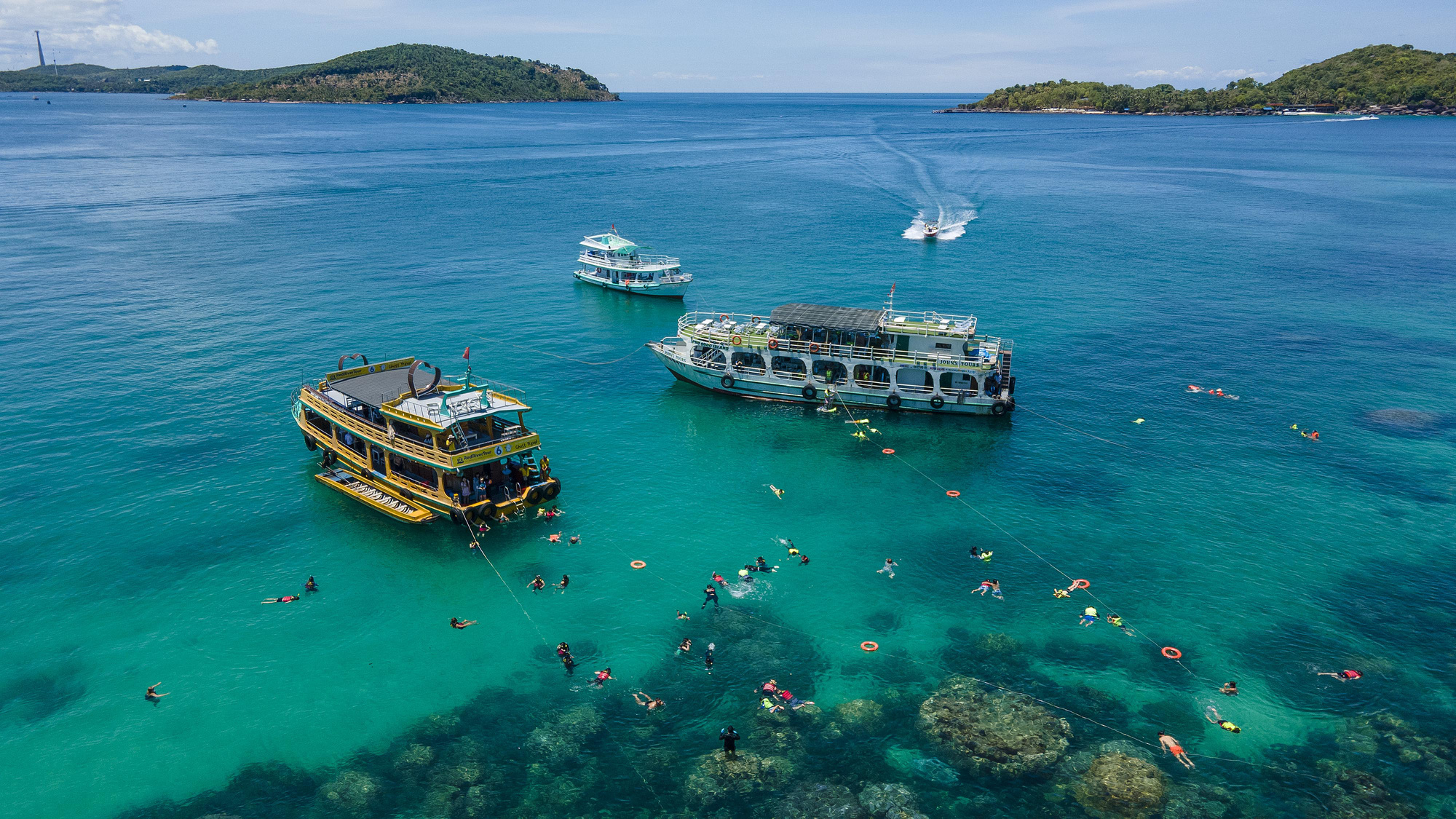 Boats wait for tourists to go swimming and snorkeling in the waters near Gam Ghi islet, Phu Quoc City, Kien Giang Province, southern Vietnam. Photo: Hoang Giam / Tuoi Tre