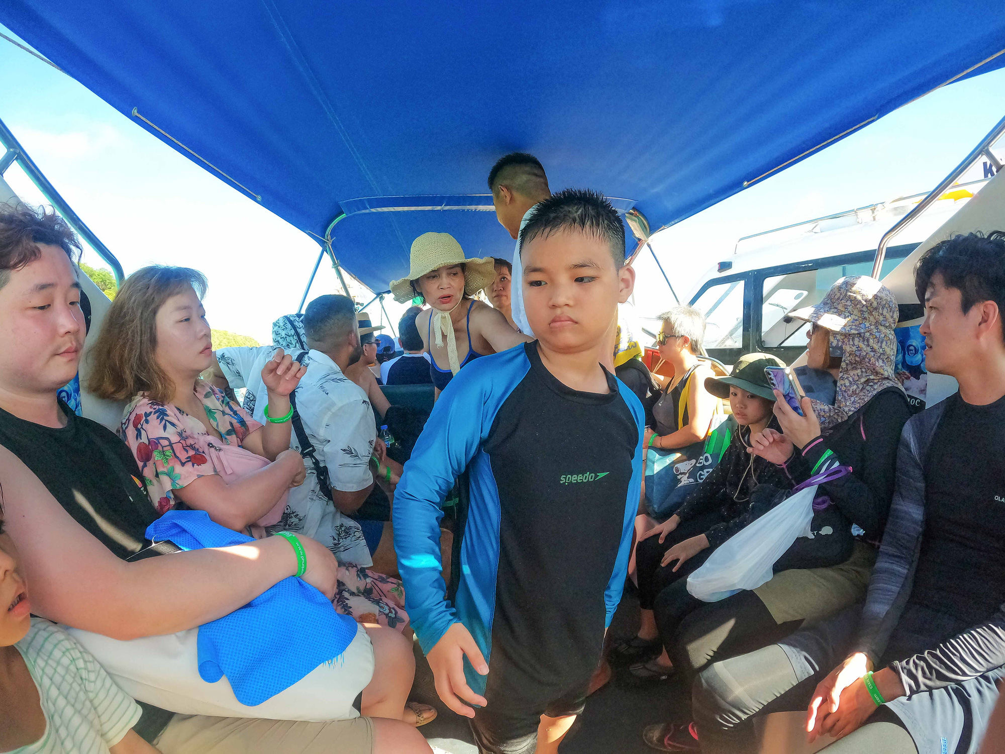 Tourists take a boat tour to the islets. Photo: Hoang Giam / Tuoi Tre