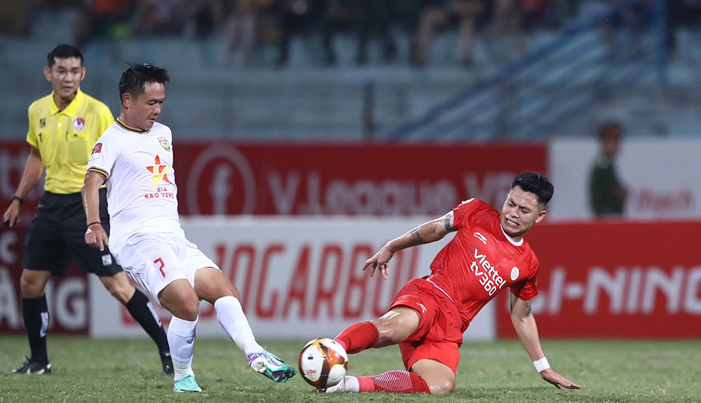 Hong Linh Ha Tinh FC’s Dinh Thanh Trung (L) in action during a game against The Cong Viettel FC at the V.League 1 2023-24. Photo: Vietnam Professional Football League