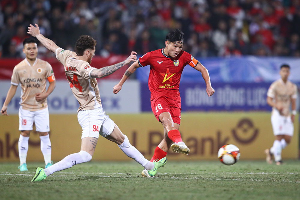 Hong Linh Ha Tinh FC’s Nguyen Trung Hoc (R) in action during a game against Cong An Hanoi FC at the V.League 1 2023-24. Photo: Vietnam Professional Football League