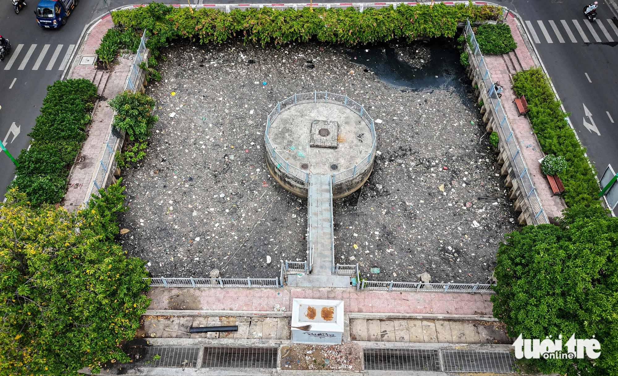 A bird's eye view of countless dead fish and garbage blanketing the head of the canal. Photo: Chau Tuan / Tuoi Tre