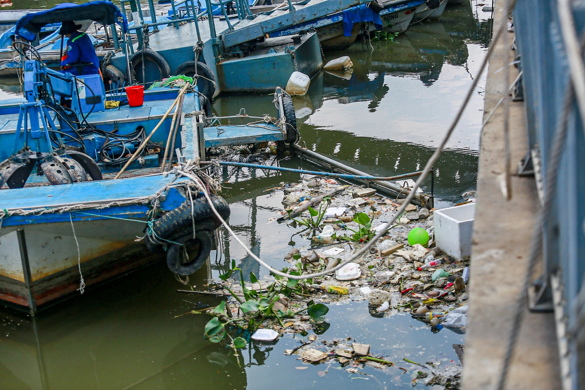Sanitation workers have removed at least six metric tons of dead fish and garbage from the Nhieu Loc-Thi Nghe Canal in Ho Chi Minh City. Photo: Chau Tuan / Tuoi Tre