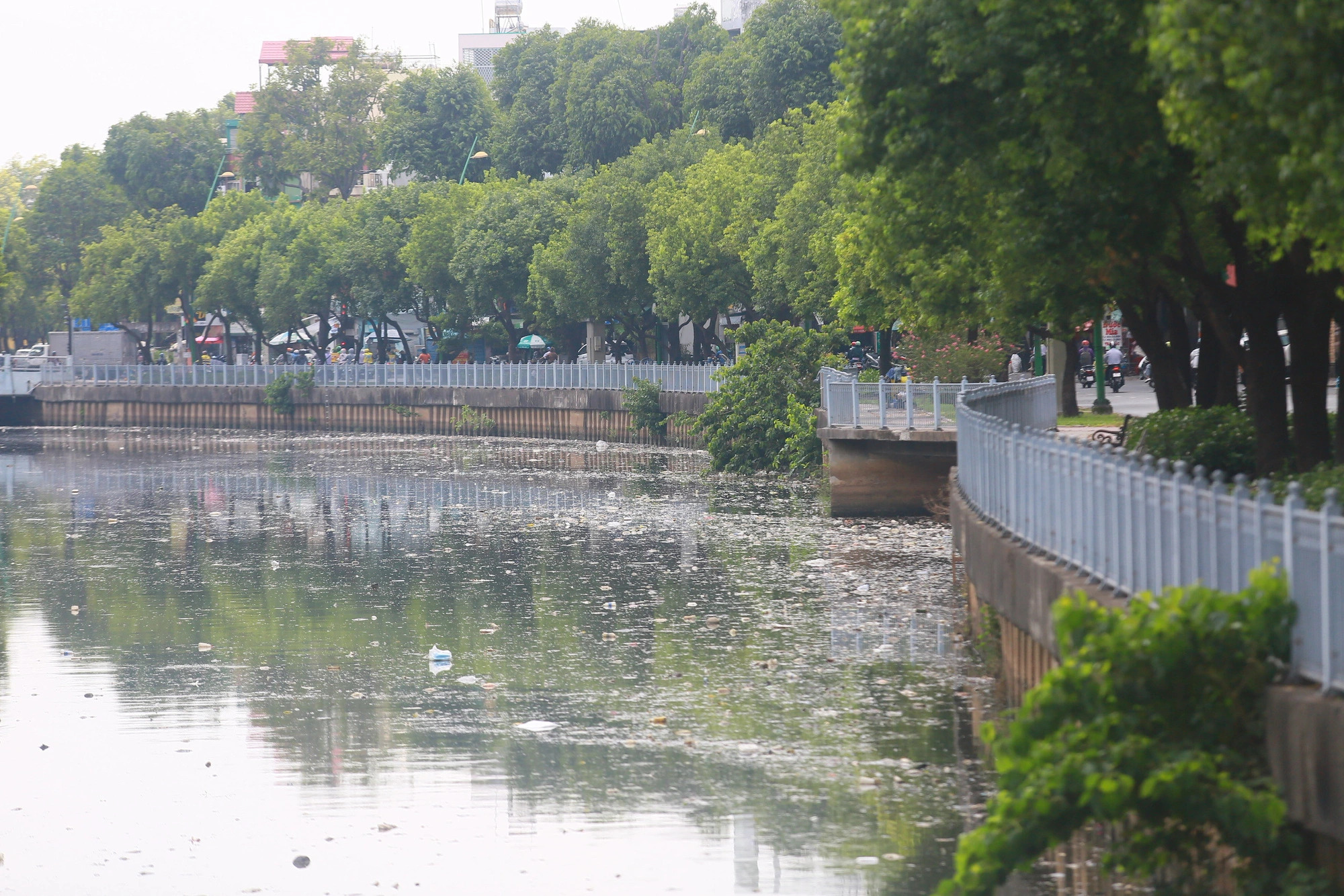 A unit in charge of removing trash from the canal collected a significantly large amount of trash and dead fish in the canal on May 8, 2014. Photo: Chau Tuan / Tuoi Tre