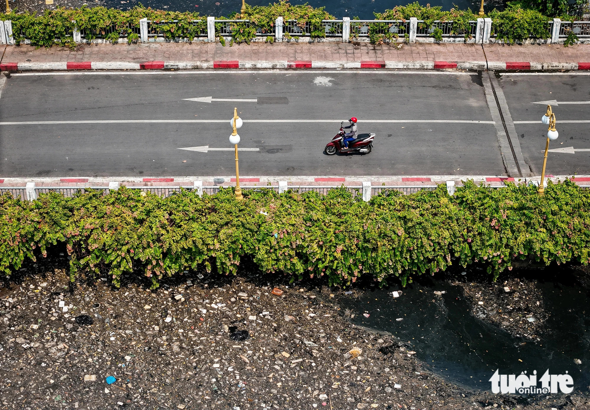 A floating carpet of dead fish and garbage has not only contaminated the water but also left a negative impact on daily activities and businesses of local residents. Photo: Chau Tuan / Tuoi Tre