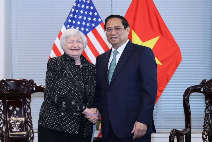 Vietnam’s Prime Minister Pham Minh Chinh shakes hands with U.S. Treasury Department Secretary Janet Yellen during his visit to the U.S. in September 2023. Photo: Vietnam News Agency