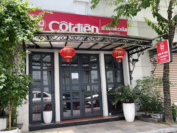 The front of the branch of the Cot Dien Quan food store chain in Thai Binh Province, northern Vietnam, with a notice stuck to the door announcing its suspension until May 12, 2024 after an incident in which live maggots were found in the pâté of the food store. Photo: Minh Toan / Tuoi Tre