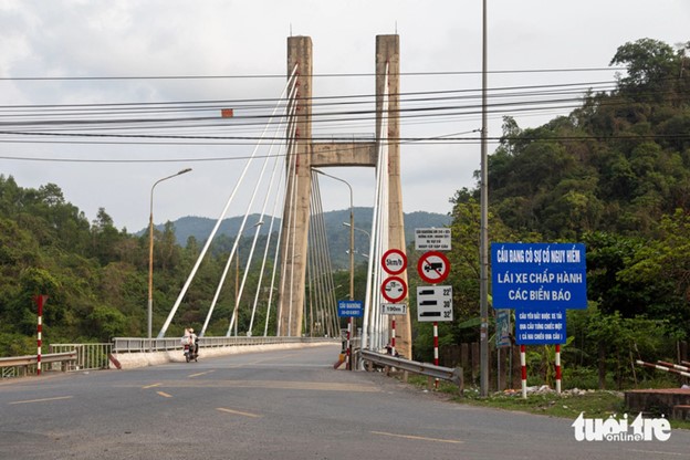 The bridge is part of the backbone Ho Chi Minh Road but is at high risk of collapse. Photo: Hoang Tao / Tuoi Tre