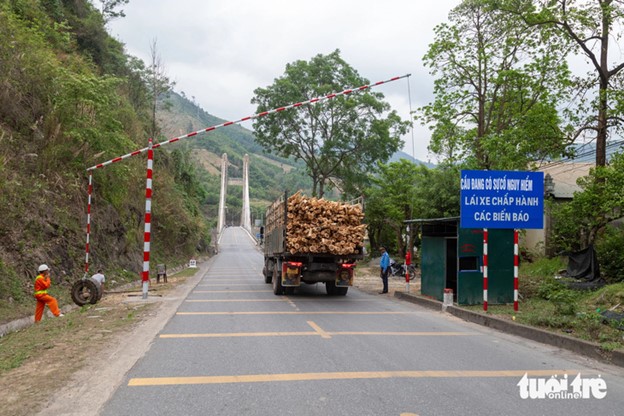 A booth is erected to control vehicles crossing the bridge. Photo: Hoang Tao / Tuoi Tre