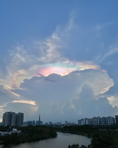 Iridescent clouds in the Ho Chi Minh City sky. Photo: Phung Quan / Tuoi Tre