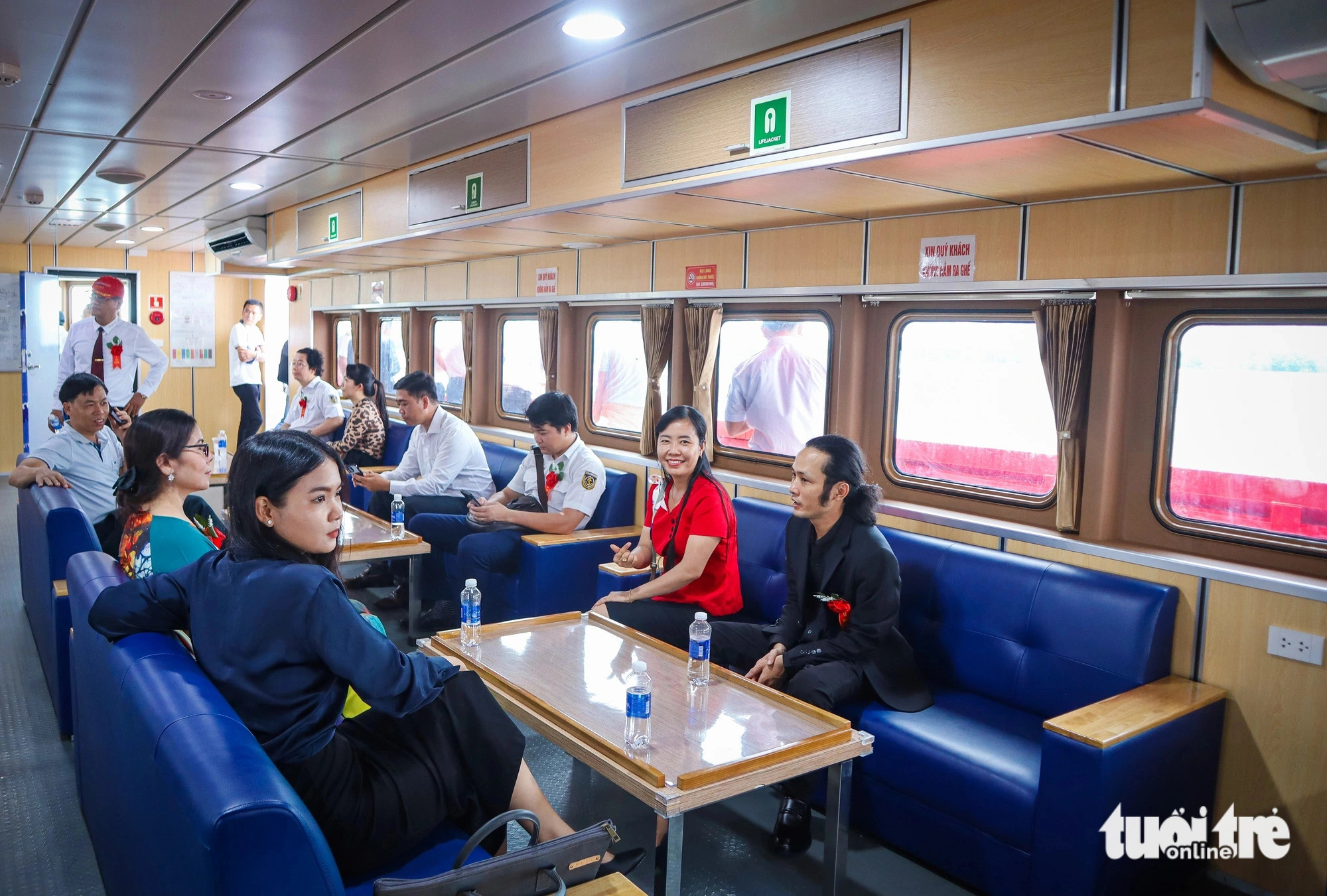 The second floor of the speedboat houses a canteen. Photo: Thu Dung / Tuoi Tre