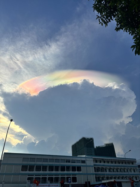 Iridescent clouds are seen in the sky over Binh Tan District, Ho Chi Minh City. Photo: Le Thanh Huy / Tuoi Tre
