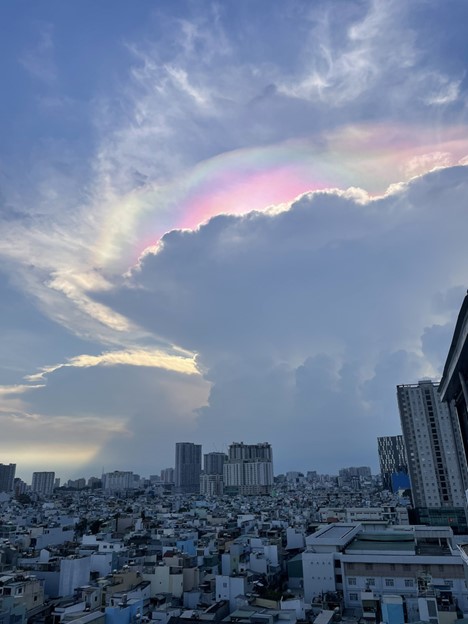 Iridescent clouds are seen in the sky over District 4, Ho Chi Minh City. Photo: Nga Nguyen / Tuoi Tre