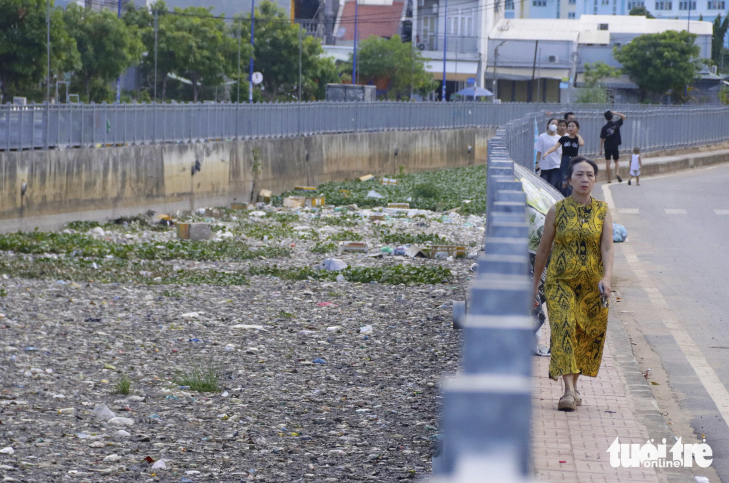 Over the past month, residents living near Nuoc Den Canal have suffered from a foul smell from garbage and dead fish in the canal. Photo: Tien Quoc / Tuoi Tre