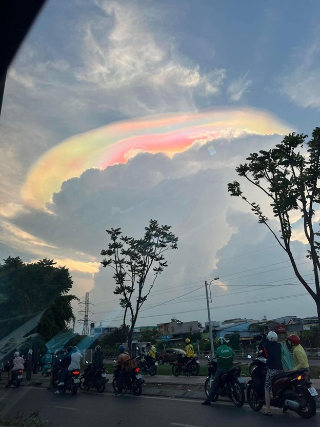 Many people are excited about the cloud iridescence in Ho Chi Minh City. Photo: Facebook page of artist Hong Van