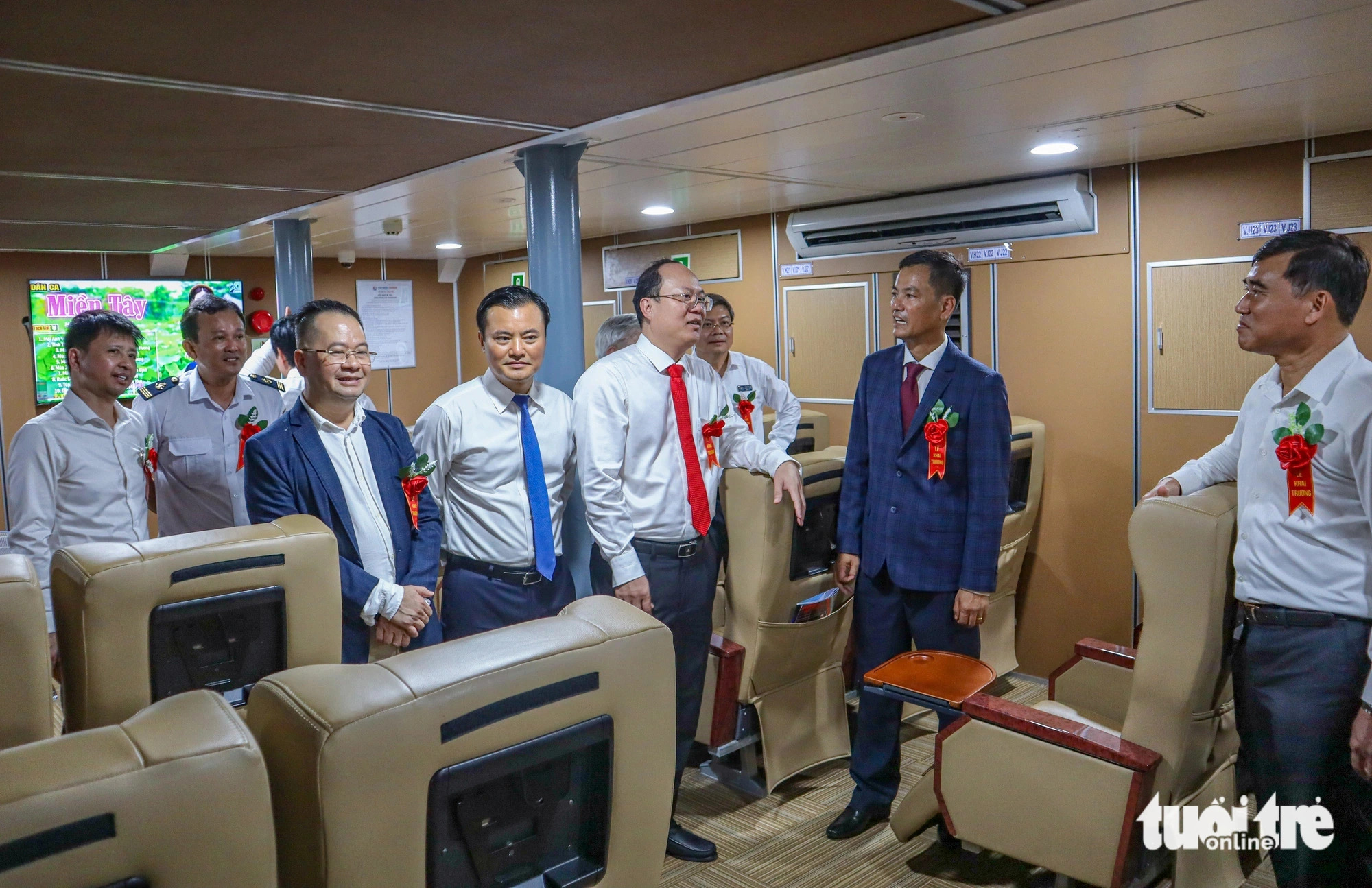 Officials and other delegates explore the Thang Long speedboat, May 13, 2024. Photo: Chau Tuan / Tuoi Tre