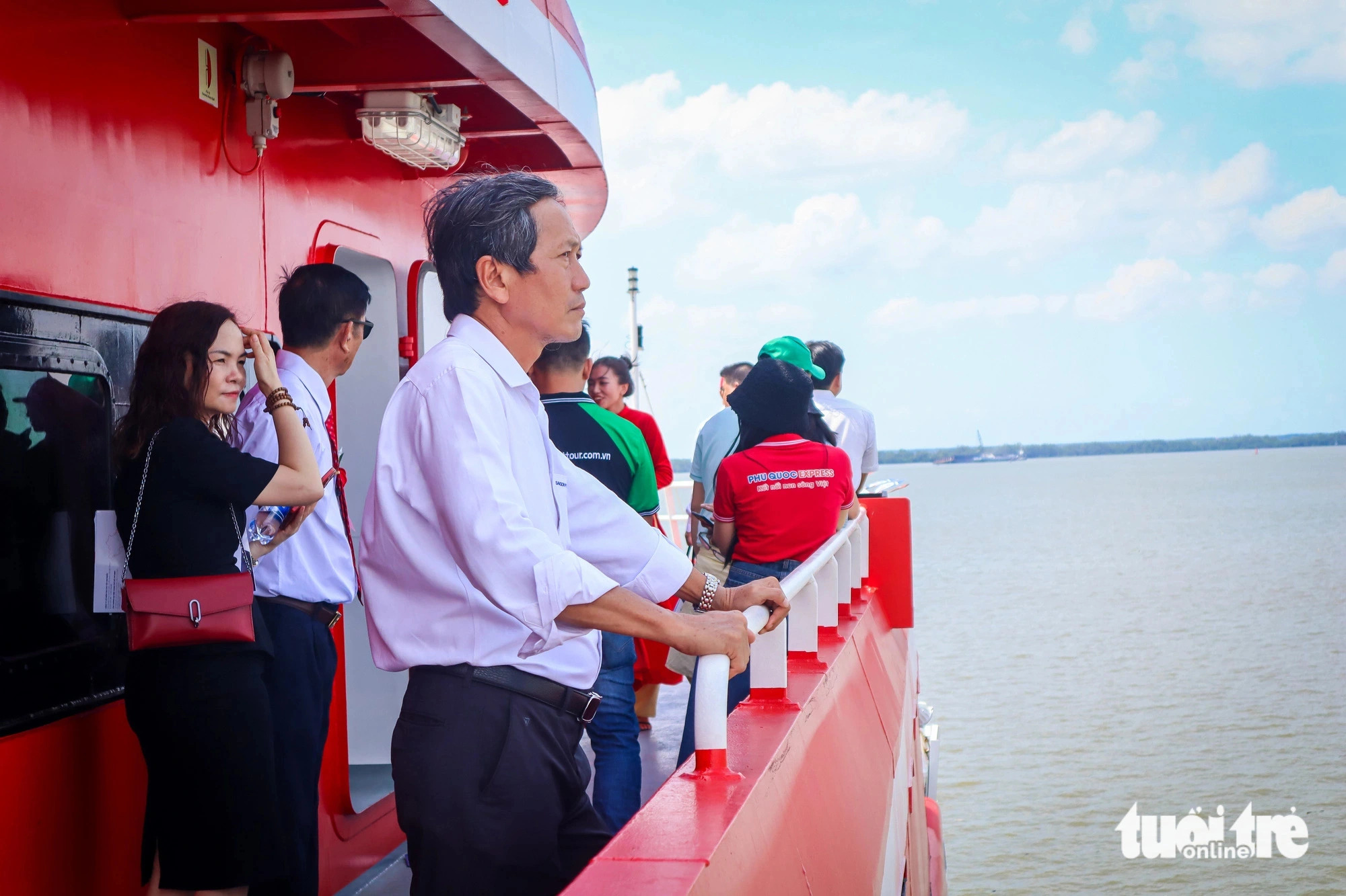 Delegates and local people tour the Thang Long speedboat, May 13, 2024. Photo: Thu Dung / Tuoi Tre