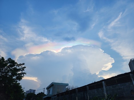 Iridescent clouds are seen in the sky over Thu Duc City, Ho Chi Minh City. Photo: Minh Hoa / Tuoi Tre