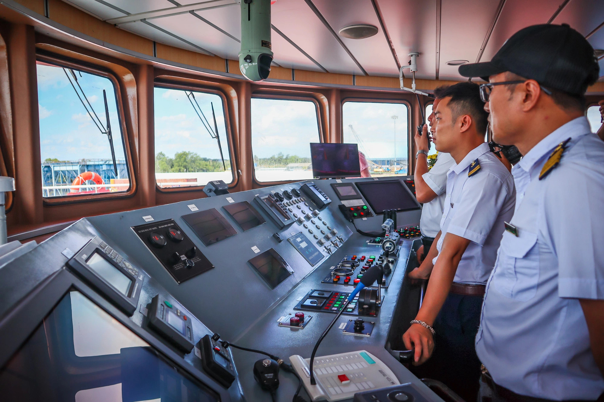 Staff are on duty at different areas on the speedboat, May 13, 2024. Photo: Chau Tuan / Tuoi Tre