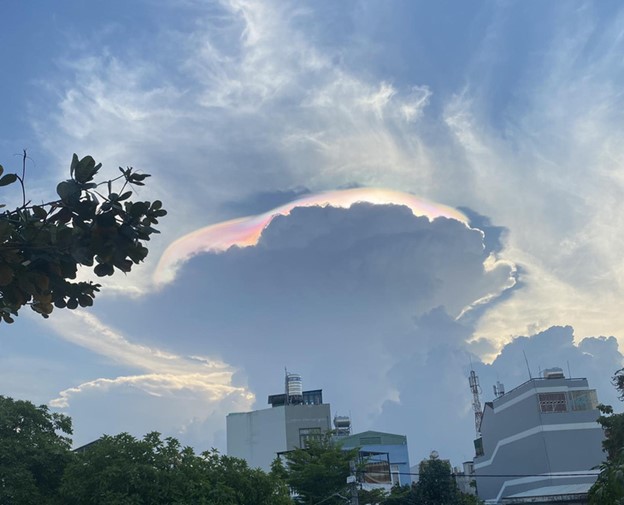 Iridescent clouds are the edge of the clouds shined by the sun. Photo: Minh Hoa / Tuoi Tre