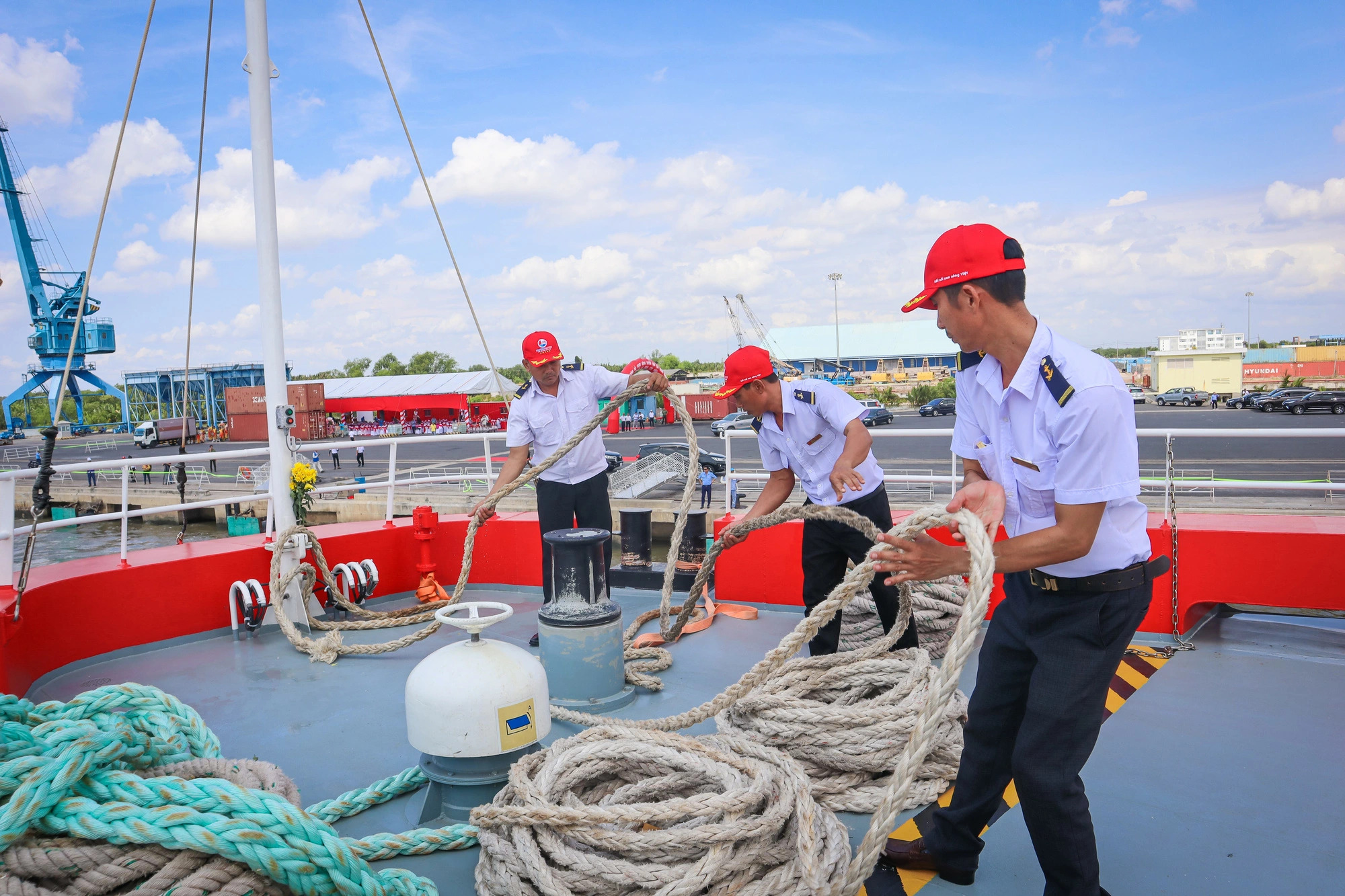 Staff are on duty at different areas on the speedboat, May 13, 2024. Photo: Chau Tuan / Tuoi Tre