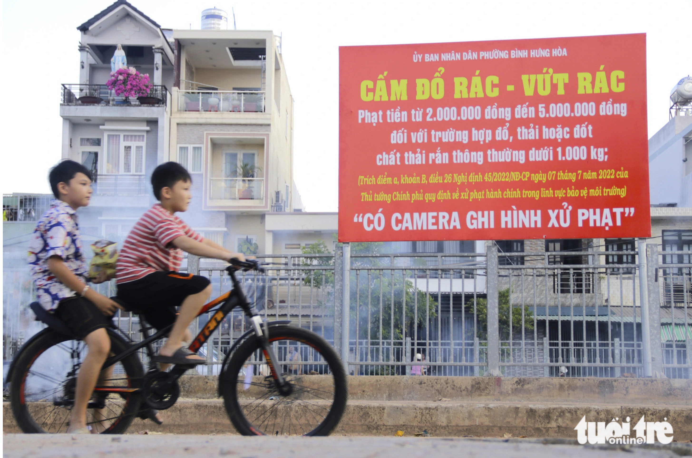 A sign put up near Nuoc Den Canal in Binh Tan District, Ho Chi Minh City reads ‘No littering.’ Photo: Tien Quoc / Tuoi Tre
