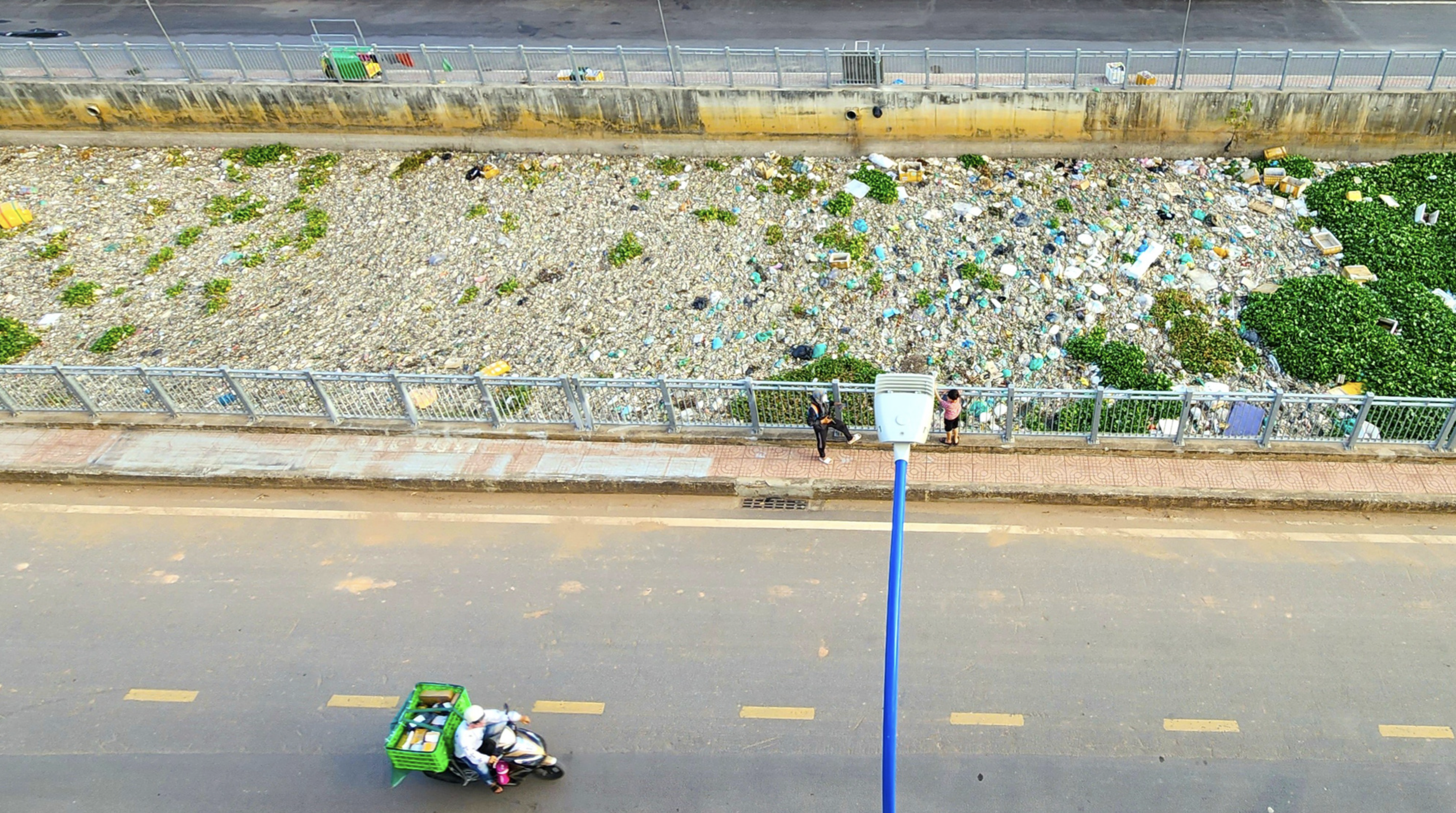 A bird’s eye view of a section of Nuoc Den Canal in Binh Tan District, Ho Chi Minh City covered by trash. Photo: Tien Quoc / Tuoi Tre