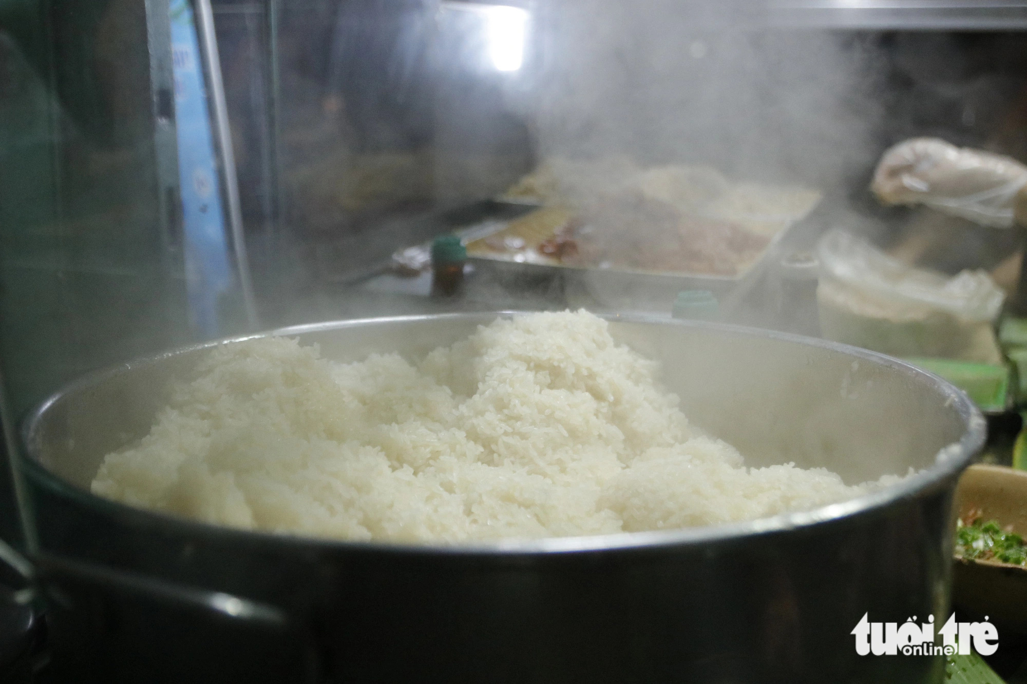 A pot of sticky rice billows with steam at the renowned ‘Xôi Mặn’ (Savory Sticky Rice) 409 shop on Tran Phu Street in District 5, Ho Chi Minh City. Photo: Ho Lam / Tuoi Tre