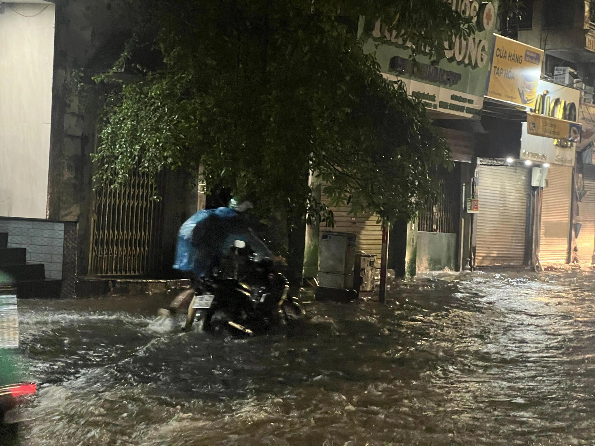 A motorcyclist wades through a heavily-flooded street in Hanoi, May 12, 2024. Photo: Pham Tuan / Tuoi Tre