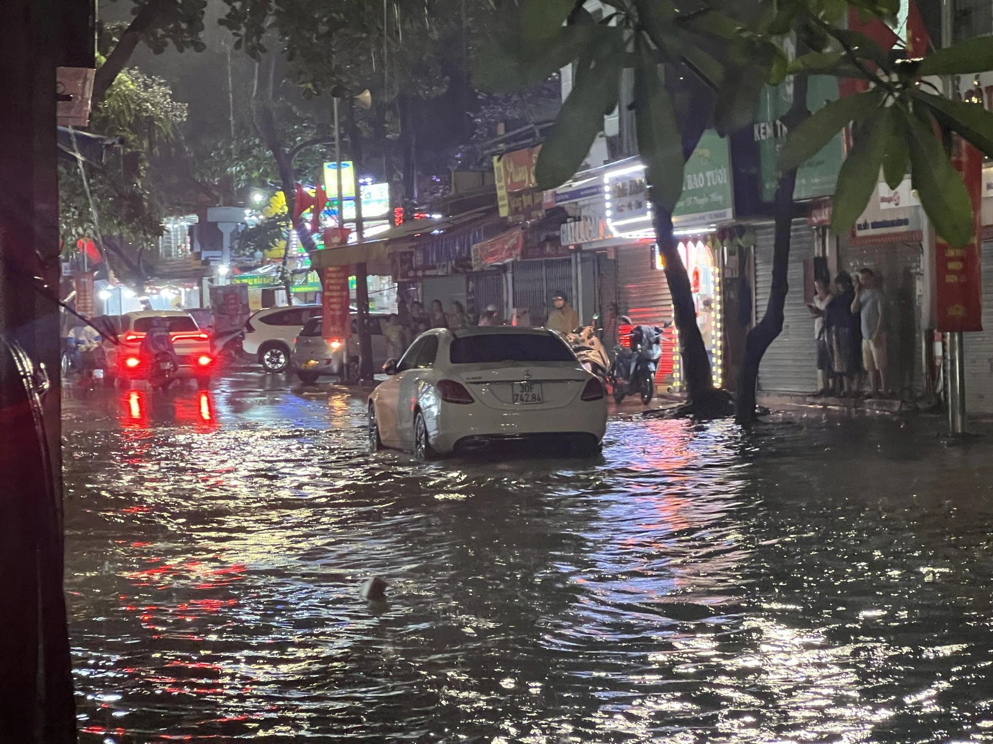 A car breaks down when traveling on an inundated street in Hanoi, May 12, 2024. Photo: Pham Tuan / Tuoi Tre