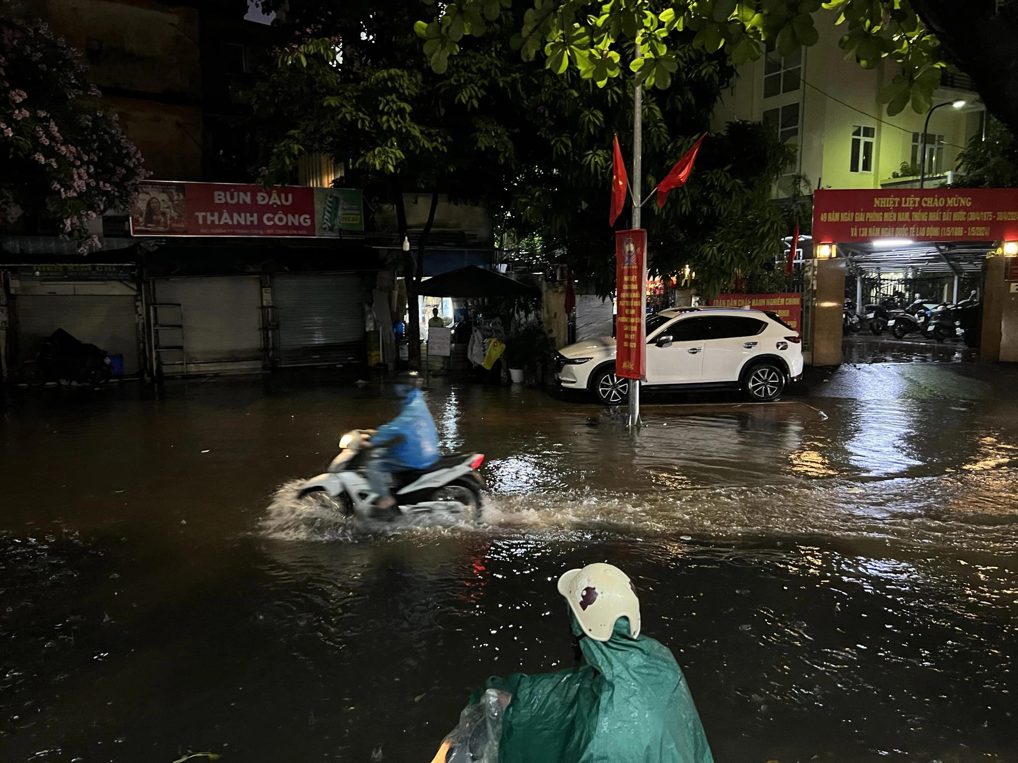 The national weather agency forecast that heavy rain would leave many downtown streets in Hanoi submerged under 15-30 cm of water. Photo: Pham Tuan / Tuoi Tre