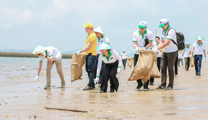 EU diplomats collect waste from beach in Vietnam’s Ha Long