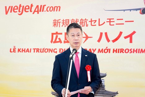 Hiroshima Governor Yuzaki Hidehiko congratulates Vietjet on the launch of the Hanoi-Hiroshima air route.