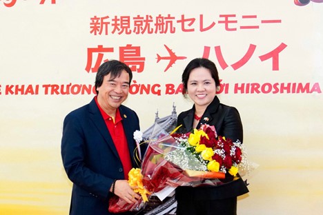 Vietjet vice president Nguyen Duc Thinh (L) and Vietnamese Consul General in Japan’s Fukuoka Vu Chi Mai at the air route launching ceremony.