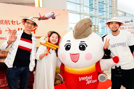 Passengers of Vietjet’s flight on the Hanoi-Hiroshima route donning ‘non la’ (Vietnamese conical hats) pose for a photo.