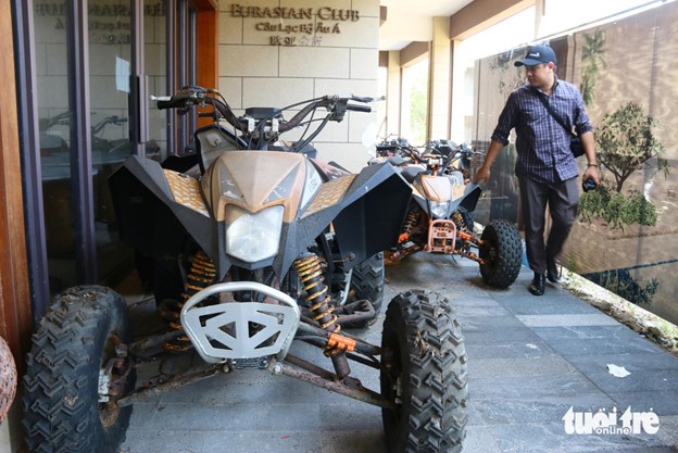 All-terrain vehicles at the Minh Vien Lang Co tourist complex have been rusty. Photo: Nhat Linh / Tuoi Tre