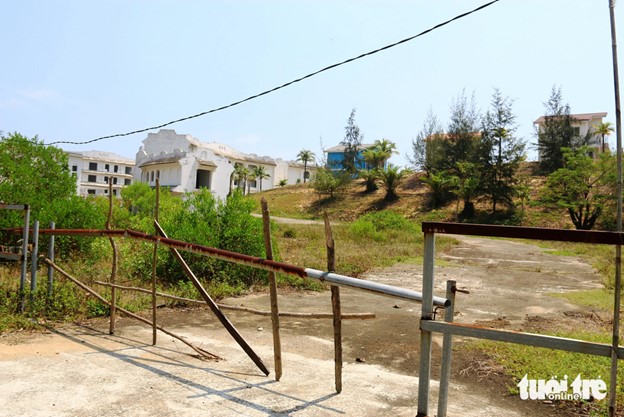 A makeshift fence is erected surrounding the project. Photo: Nhat Linh / Tuoi Tre