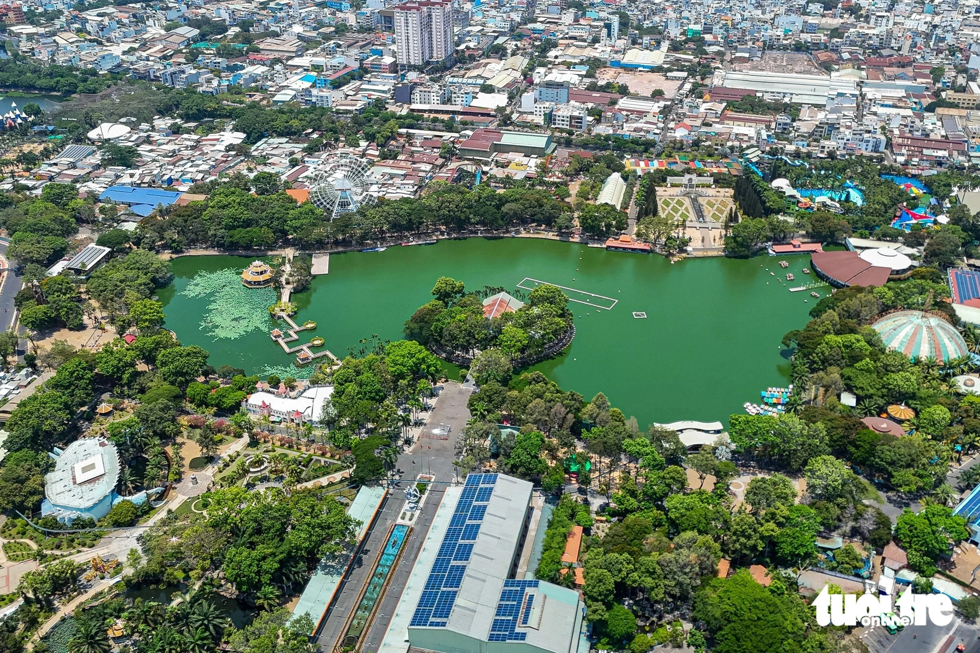 Founded in 1999, the Dam Sen Theme Park spans an area of around three hectares in District 11. The theme park boasts a huge green space and a large number of endangered animals, as well as entertainment services for local people and visitors. Photo: Phuong Quyen / Tuoi Tre