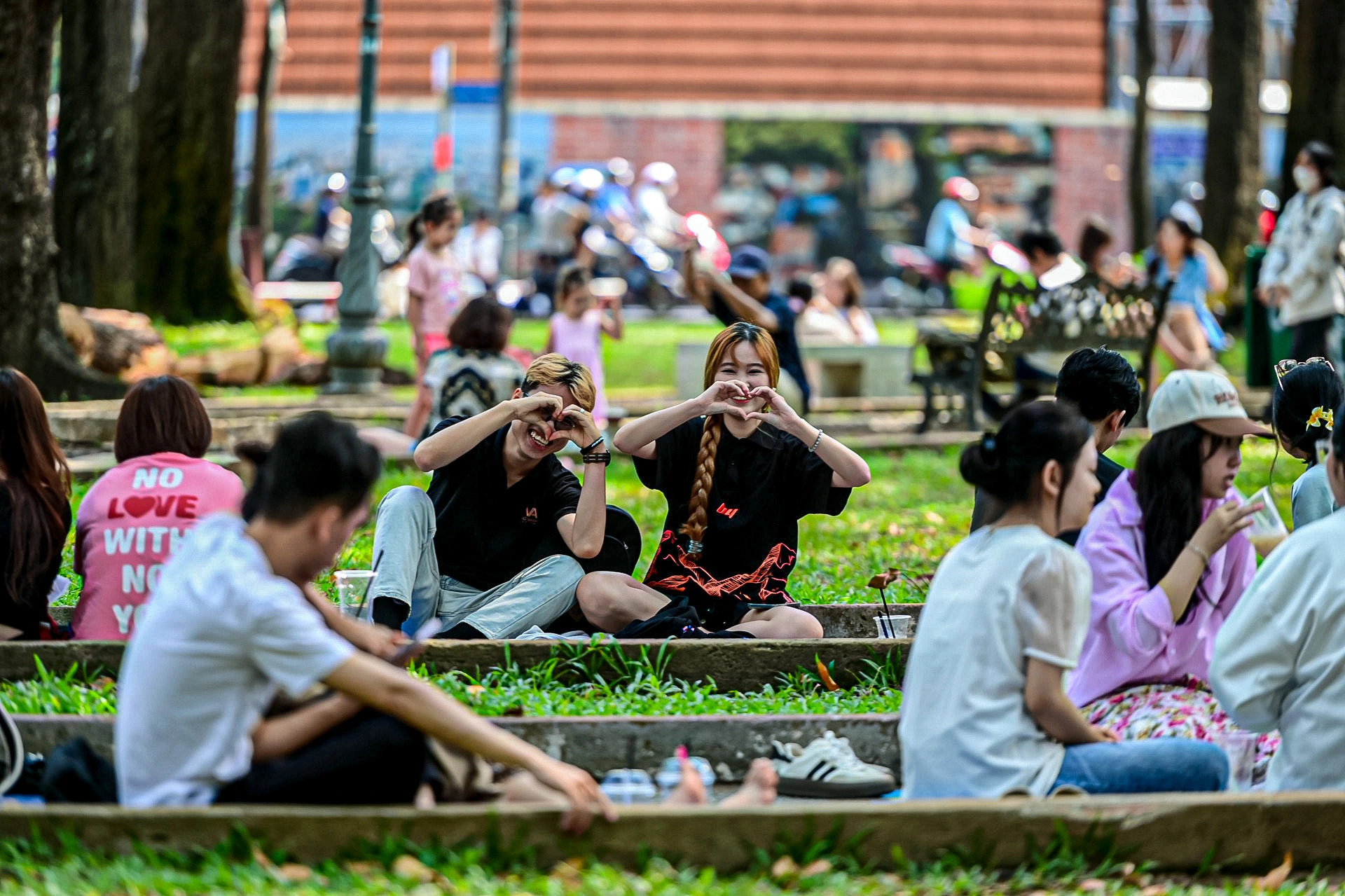 With its giant shady trees and cool air, the April 30 Park is favored by young people and tourists who gather to take photos, enjoy street coffee, relax and chat under the trees on hot days. Photo: Phuong Quyen / Tuoi Tre