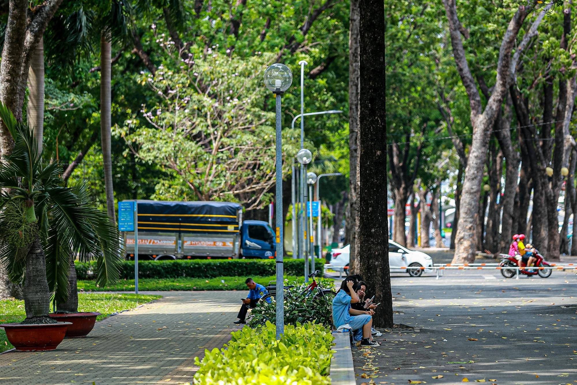 Another shady park that people looking for a way to escape the heat wave should not miss out on is the Gia Dinh Park in Go Vap District. Also dubbed “the green lung” of the southern city, the park offers huge green spaces and remains among the top destinations for those who find shady spots for relaxing and taking part in sports activities. Photo: Phuong Quyen / Tuoi Tre