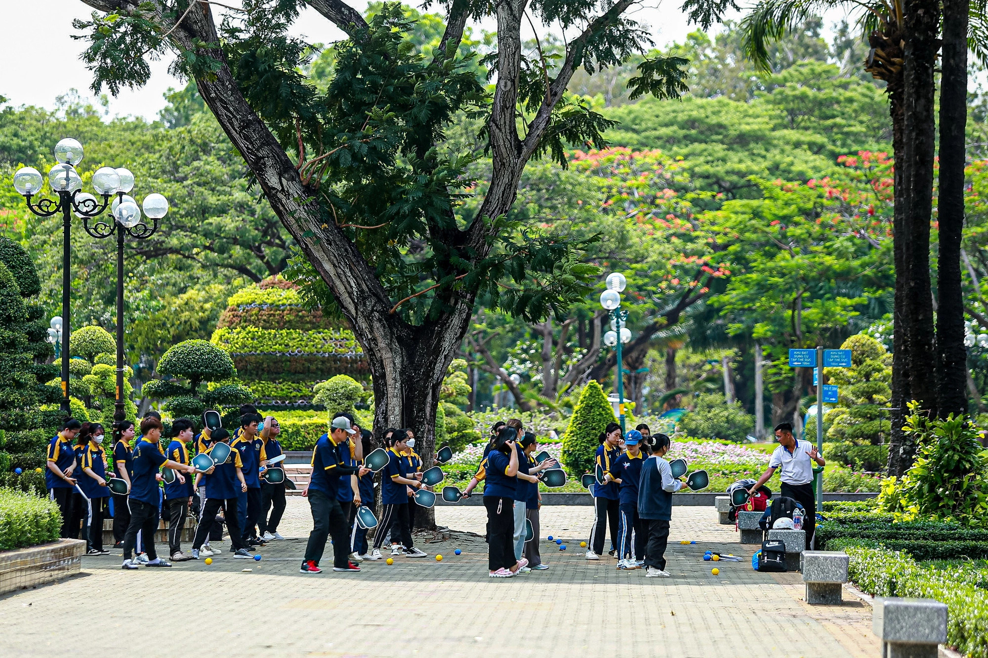 Another shady park that people looking for a way to escape the heat wave should not miss out on is the Gia Dinh Park in Go Vap District. Also dubbed “the green lung” of the southern city, the park offers huge green spaces and remains among the top destinations for those who find shady spots for relaxing and taking part in sports activities. Photo: Phuong Quyen / Tuoi Tre