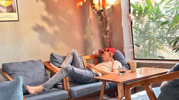 Another male guest drifts into a deep sleep at a coffee shop in Vietnam. Photo: Do Quyen / Tuoi Tre