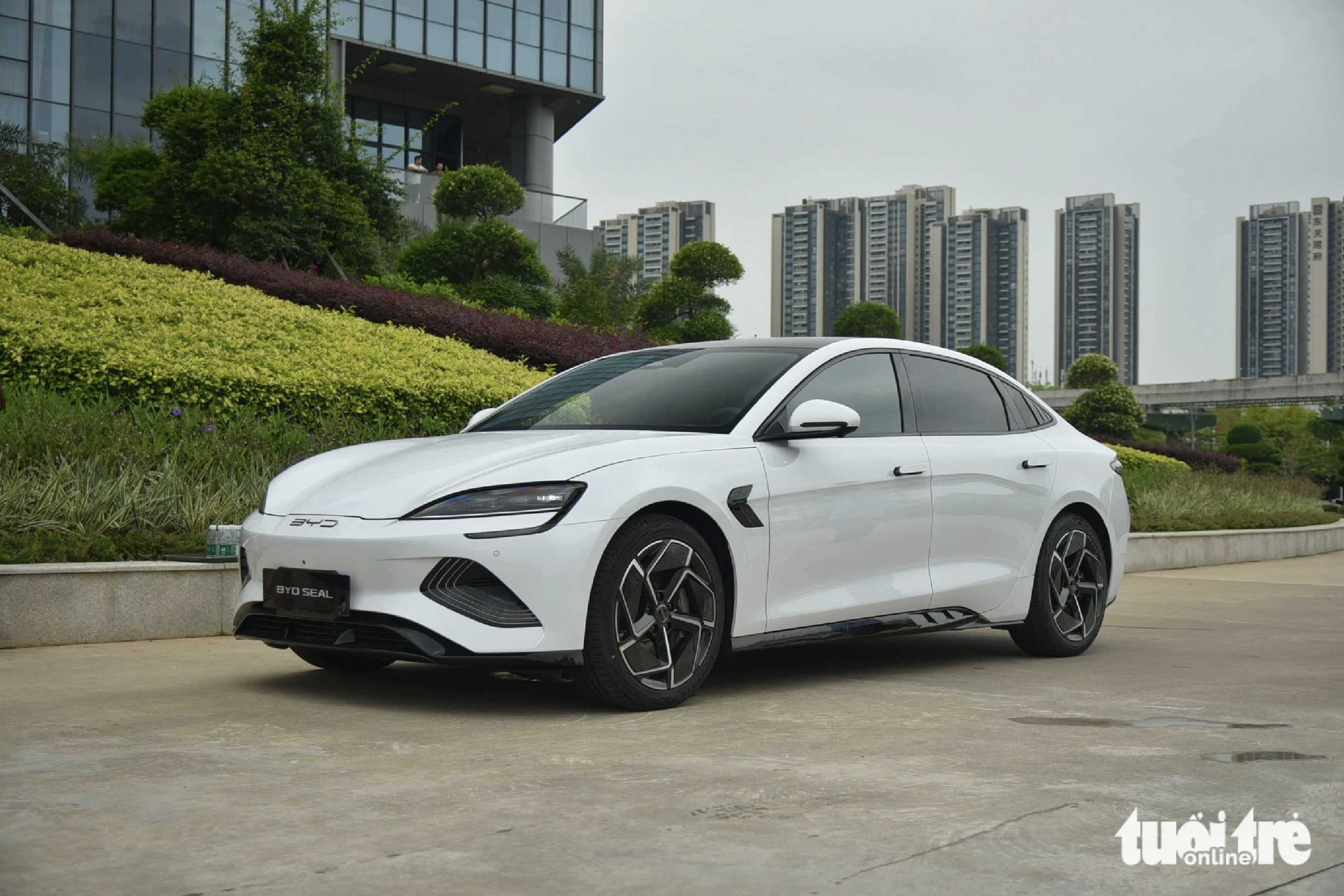 The BYD Seal is a battery electric mid-size fastback sedan. Photo: Lee Hoang / Tuoi Tre