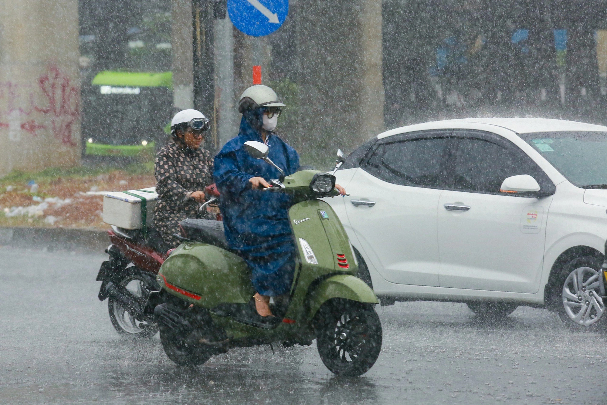 Heatwave-hit Ho Chi Minh City expected to see heavy showers this week