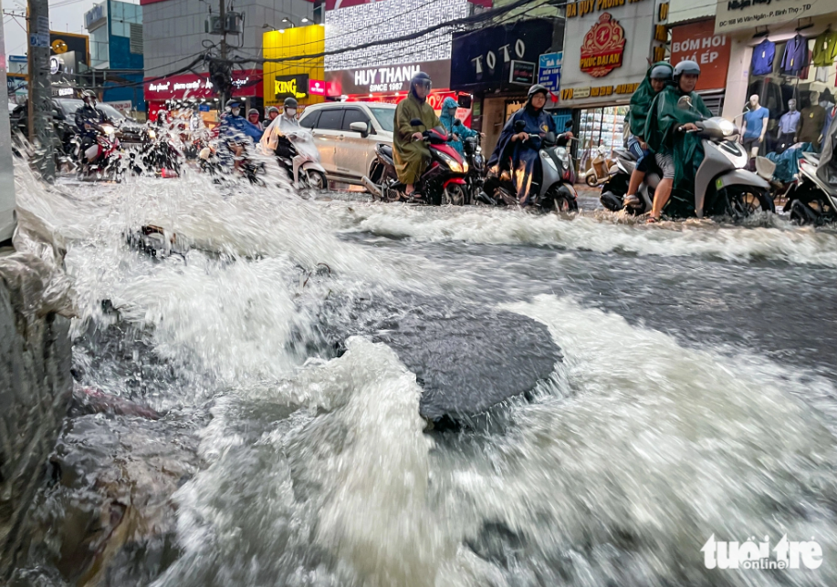 In Thu Duc City, heavy rain floods street, dislodges manhole covers despite new drainage system