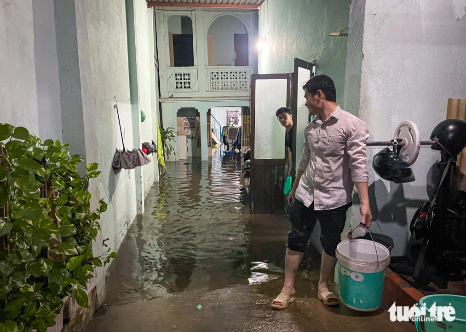 Rainwater floods a house near Thu Duc Market in Thu Duc City. Photo: Le Phan / Tuoi Tre