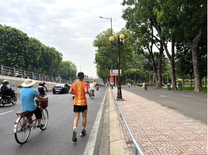 The Gia Dinh Park in Ho Chi Minh City has many areas for running but many people still run on roadbeds. Photo: Xuan Doan / Tuoi Tre