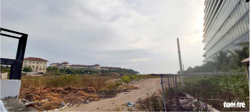 The Non Nuoc sea tourist area project has been suspended for over a decade. Photo: Doan Cuong / Tuoi Tre