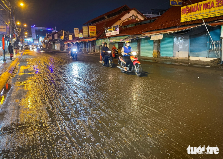 After flood water recedes, mud is left on a street in Thu Duc City, Ho Chi Minh City. Photo: Chau Tuan / Tuoi Tre
