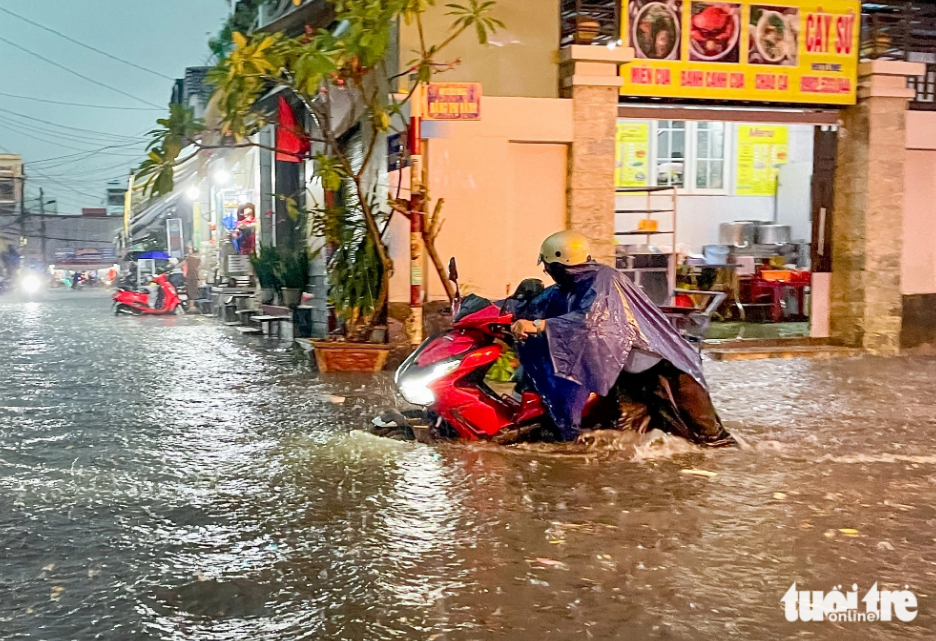 Rainwater inundates a section of Dang Thi Ranh Street in Thu Duc City on May 15, 2024. Photo: Chau Tuan / Tuoi Tre