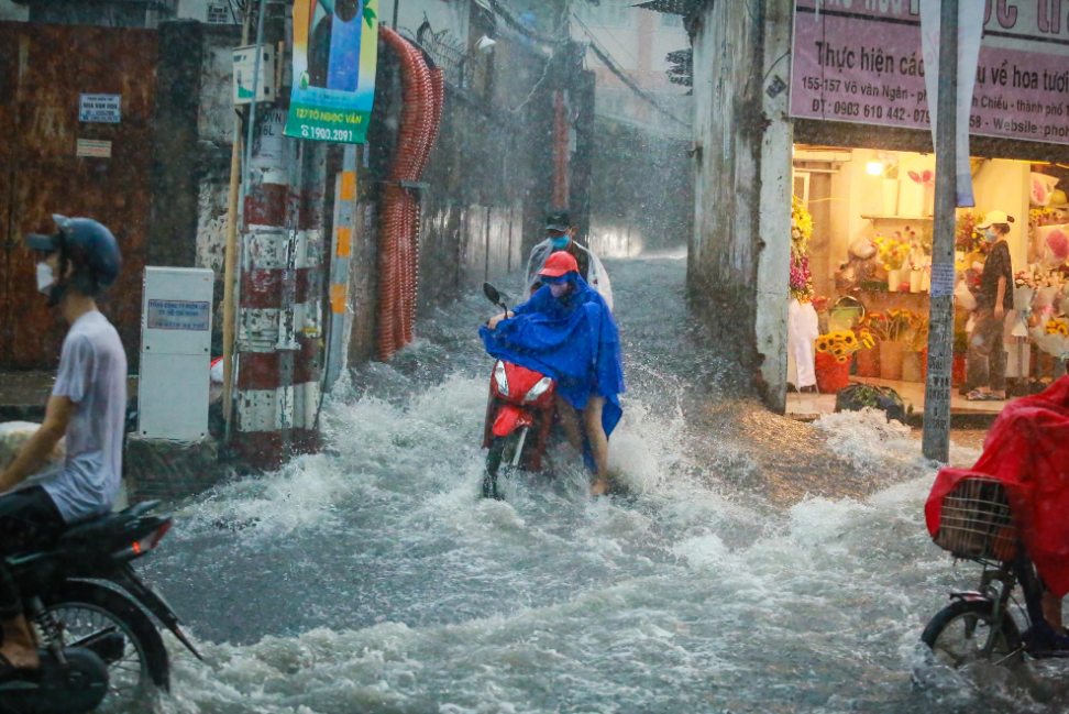 A motorcycle wades through a flooded street in Thu Duc City. Photo: Le Phan / Tuoi Tre